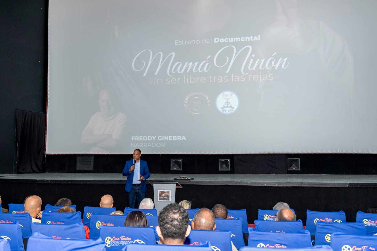 Premier del documental “Mamá Ninón” en el cine ISSFFAA, con la presencia de familiares, autoridades, miembros del ministerio REEN y figuras del ámbito cultural y social.