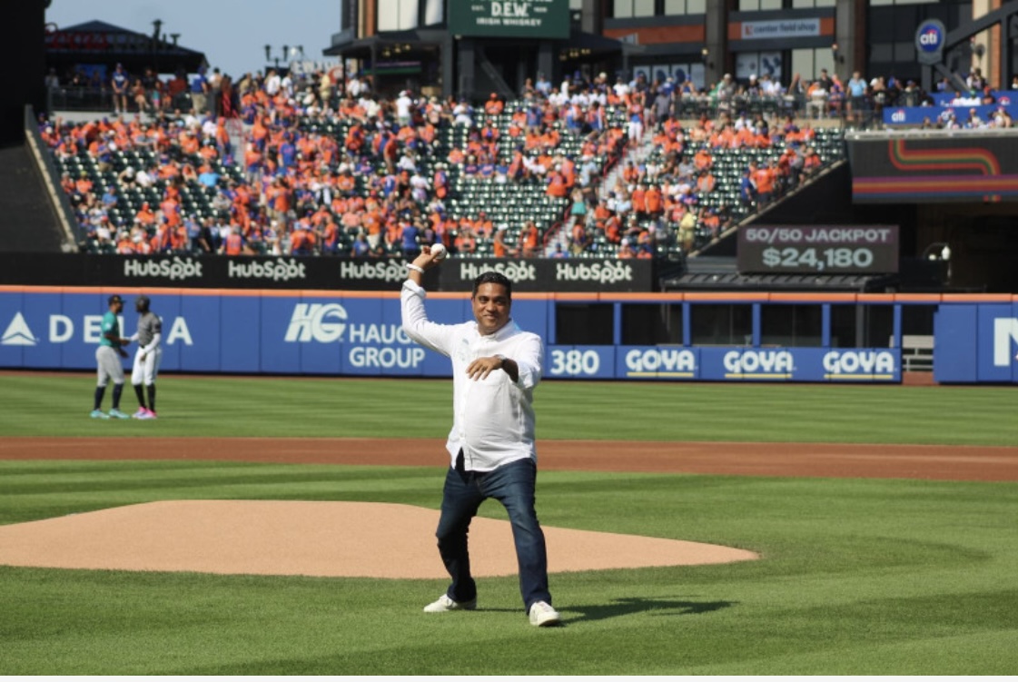 Ministro de Deporte Kelvin Cruz, lanzando la primera bola en Nueva York