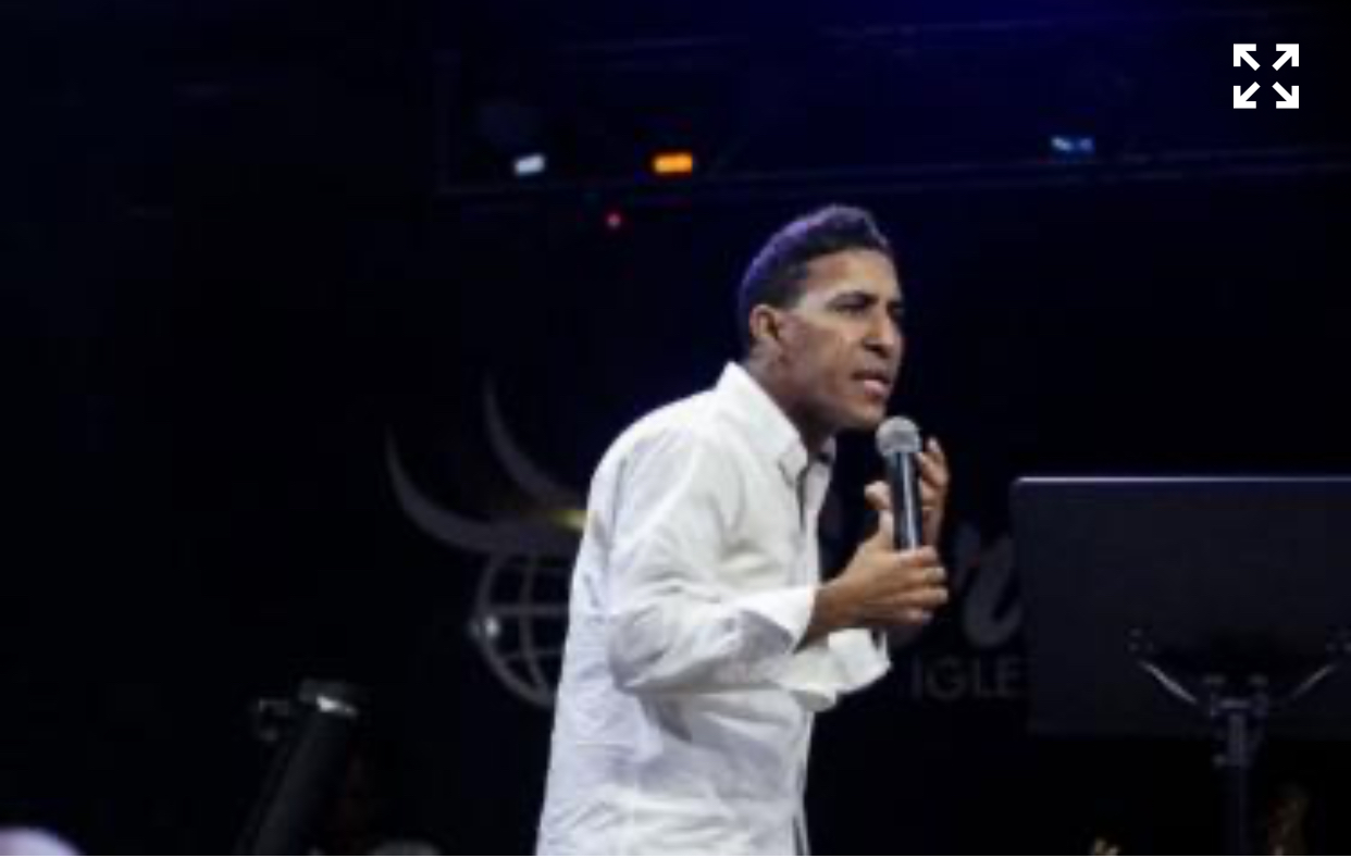 Pastor Johan Manuel predicando en la iglesia
