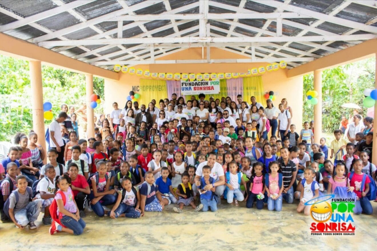 Niños y adolescentes celebrando la actividad 